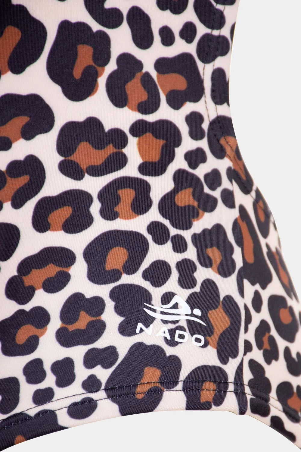 Women's printed one-piece swimsuit in leopard print, fabric detail close-up – Bikini Uni