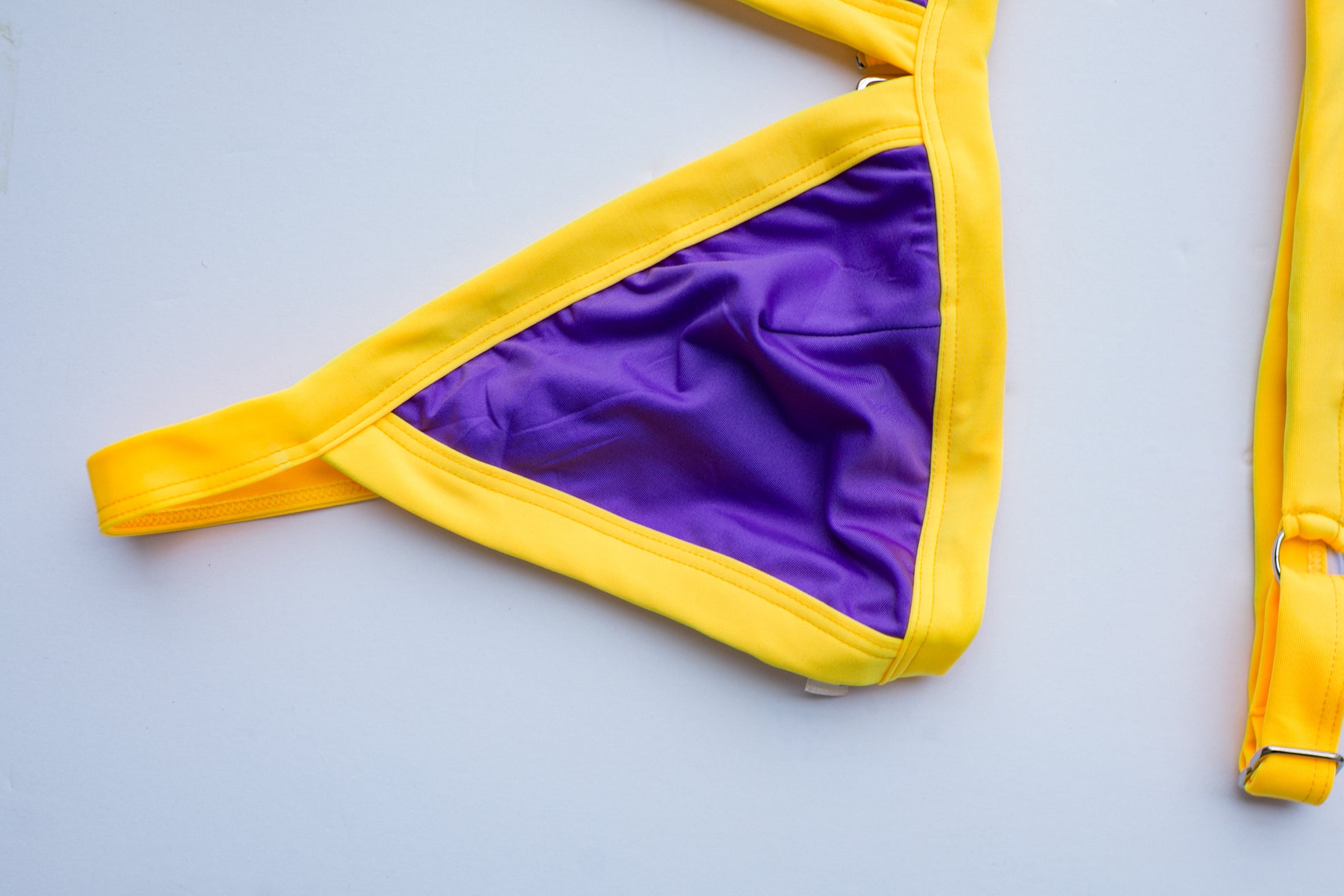 Ameri-Cali bikini in purple with gold, bottom detail close-up – Bikini Uni