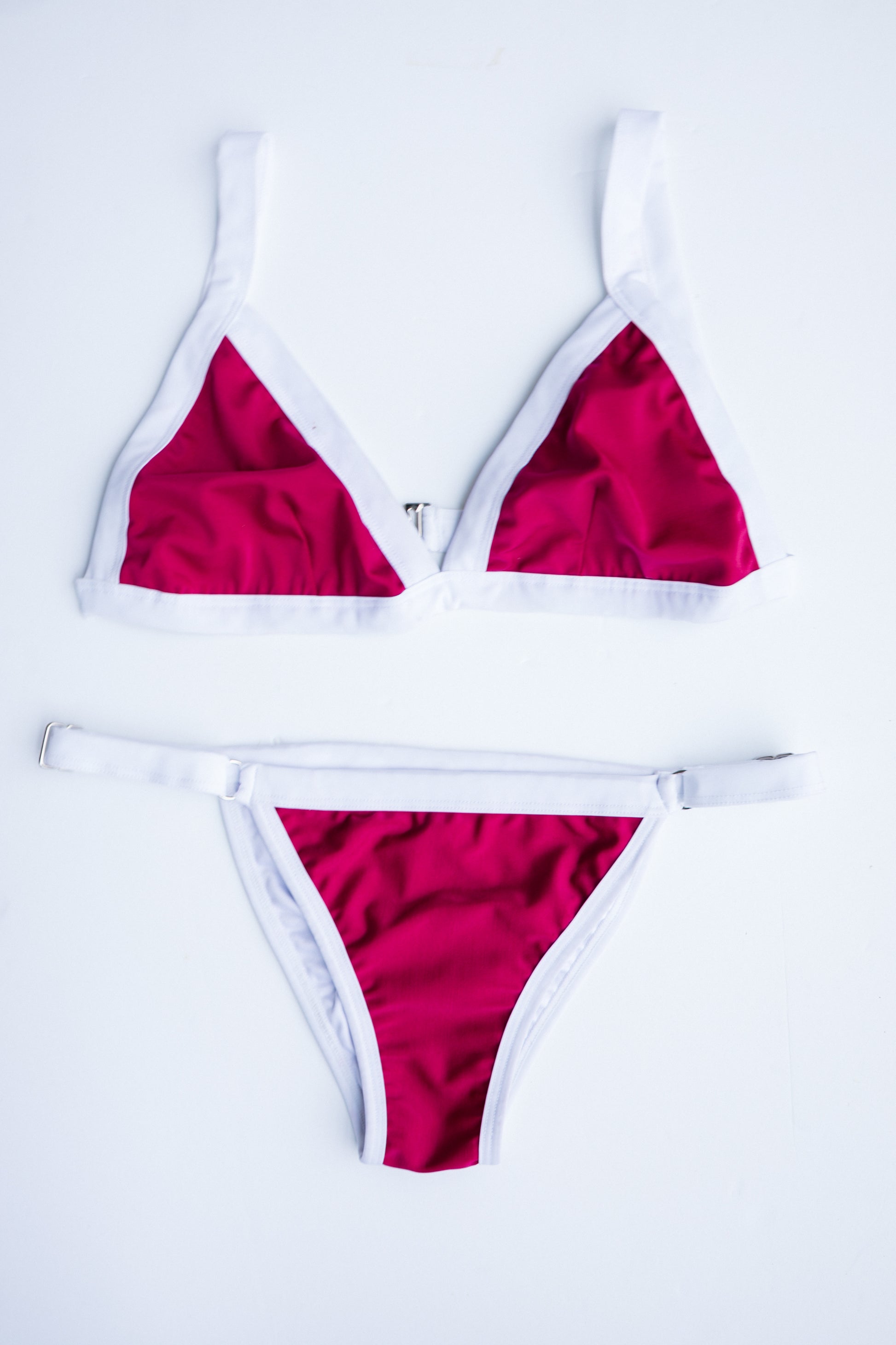 Ameri-Cali bikini in red and white, back flatlay view – Bikini Uni