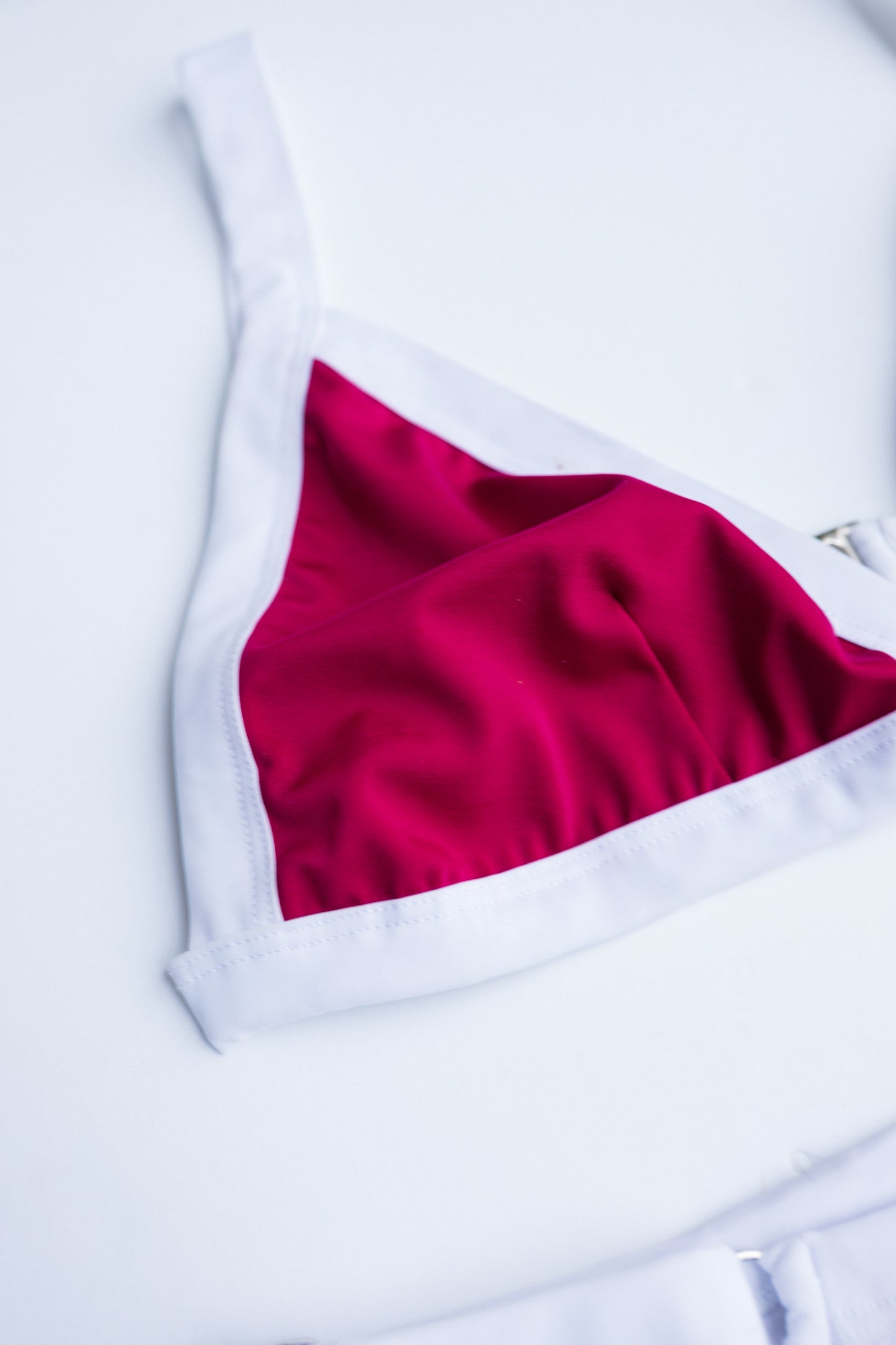 Ameri-Cali bikini in red and white, top detail close-up – Bikini Uni