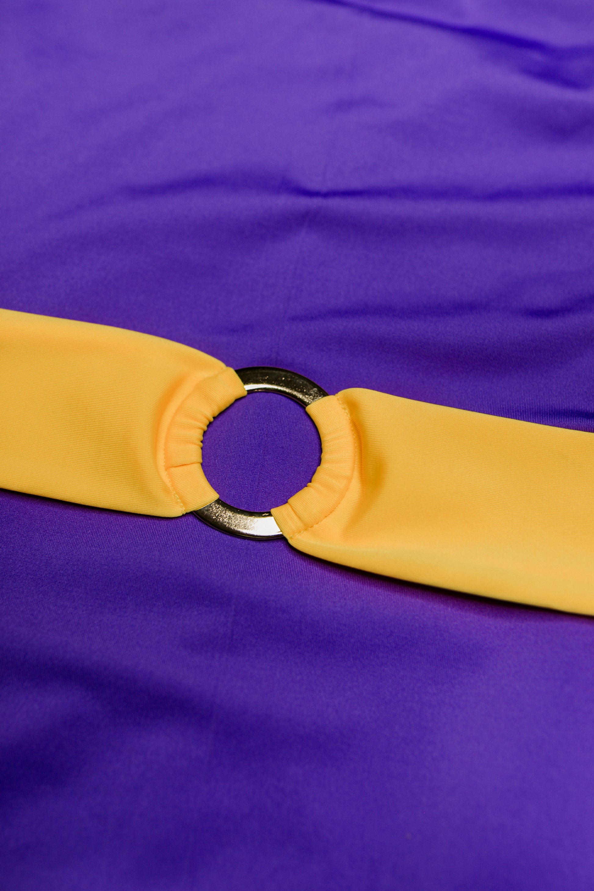 Bella Cintura two-piece bikini in purple with gold, belt detail close-up – Bikini Uni