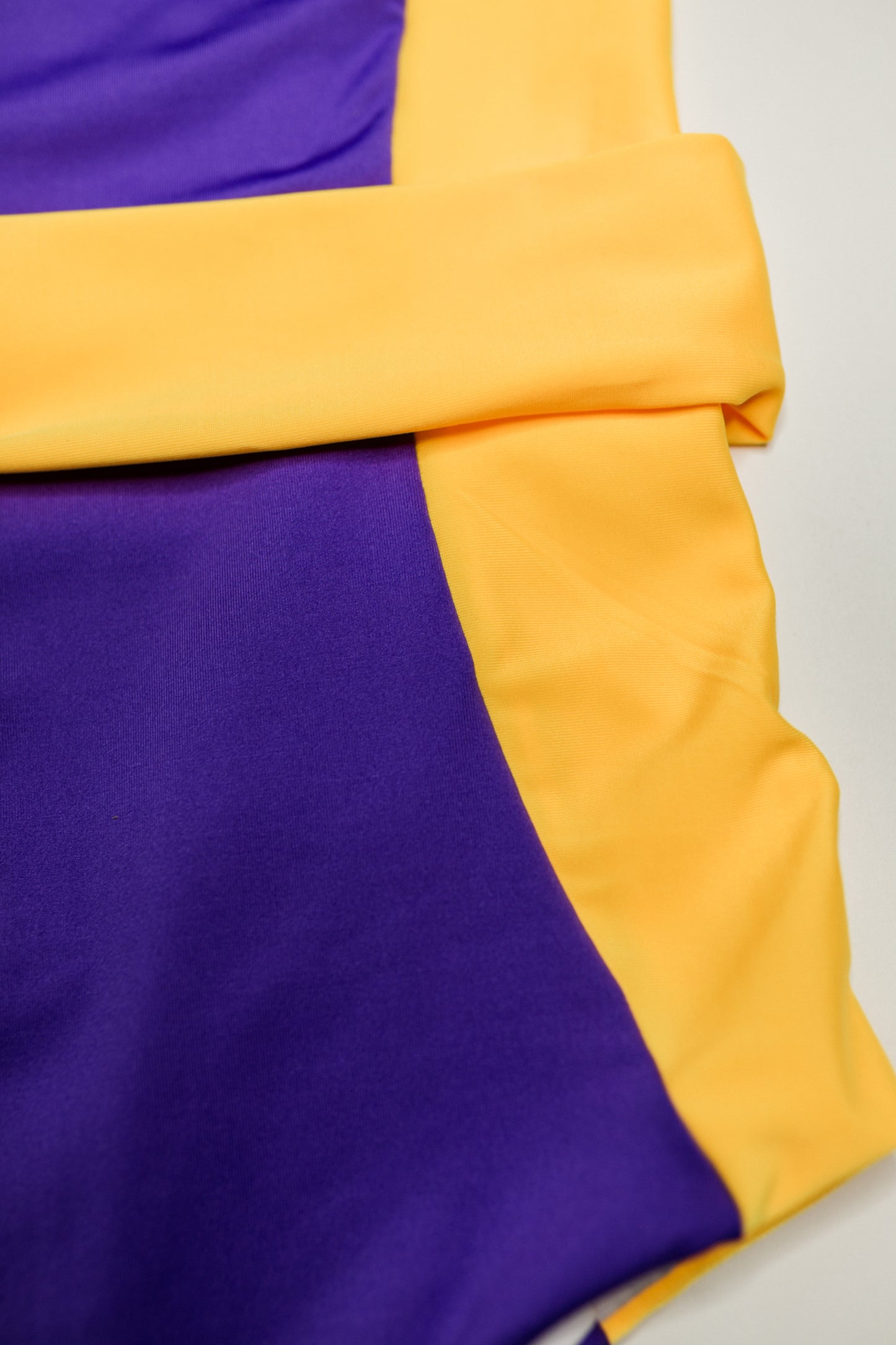 Bella Cintura two-piece bikini in purple with gold, waist detail close-up – Bikini Uni