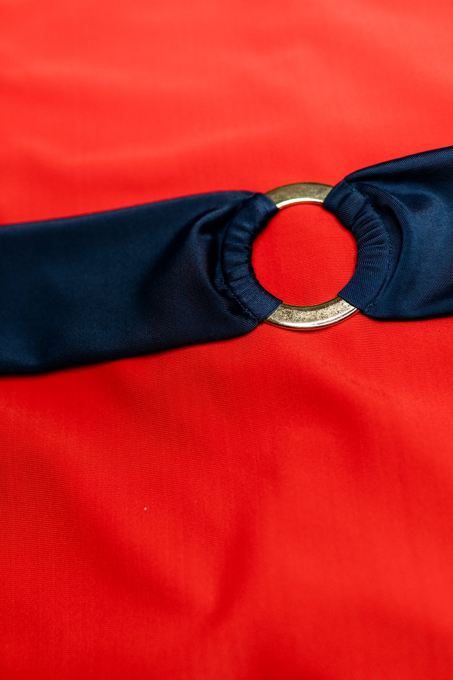 Bella Cintura two-piece bikini in red with navy, cinched belt close-up – Bikini Uni