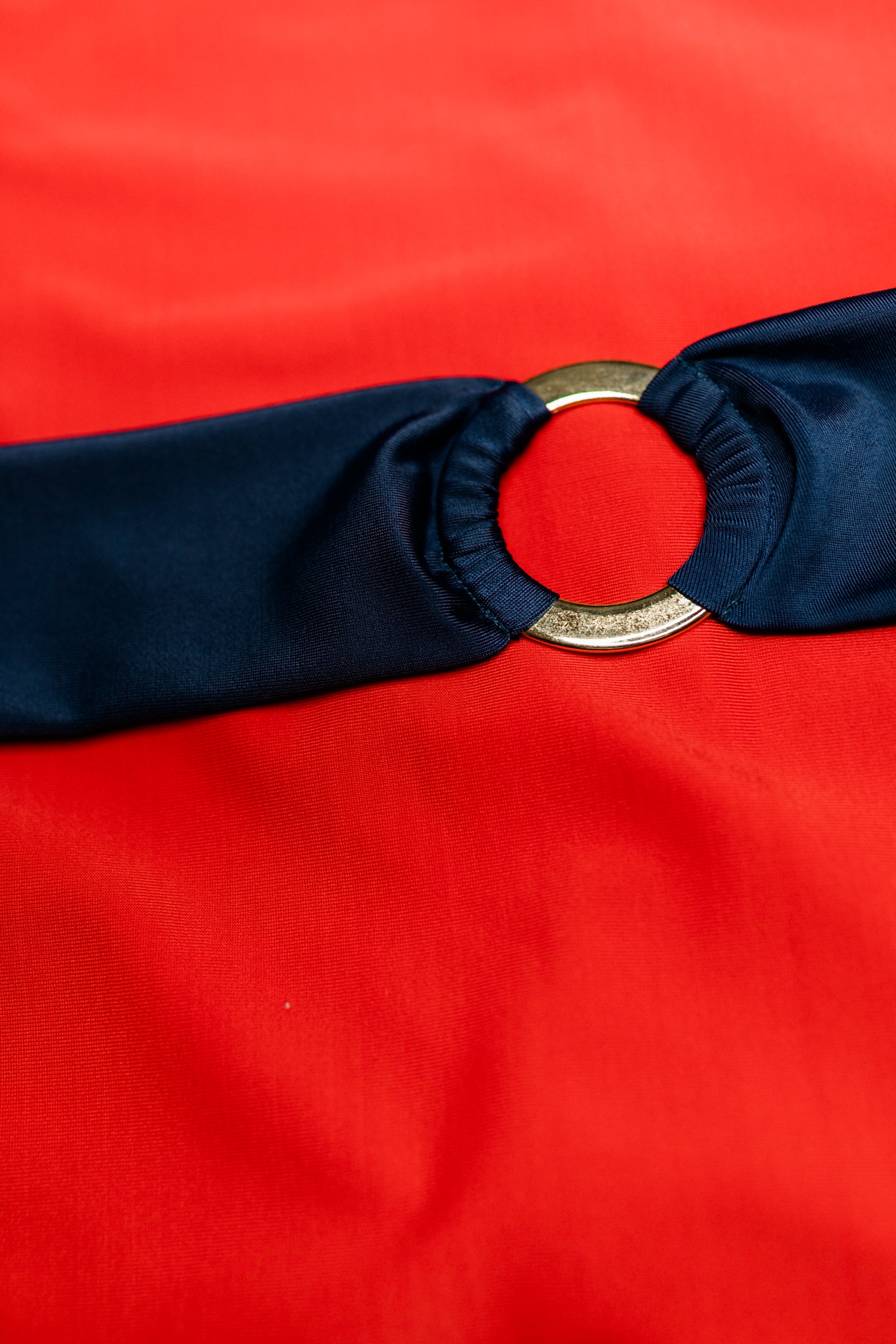 Bella Cintura two-piece bikini in red with navy, cinched belt close-up – Bikini Uni
