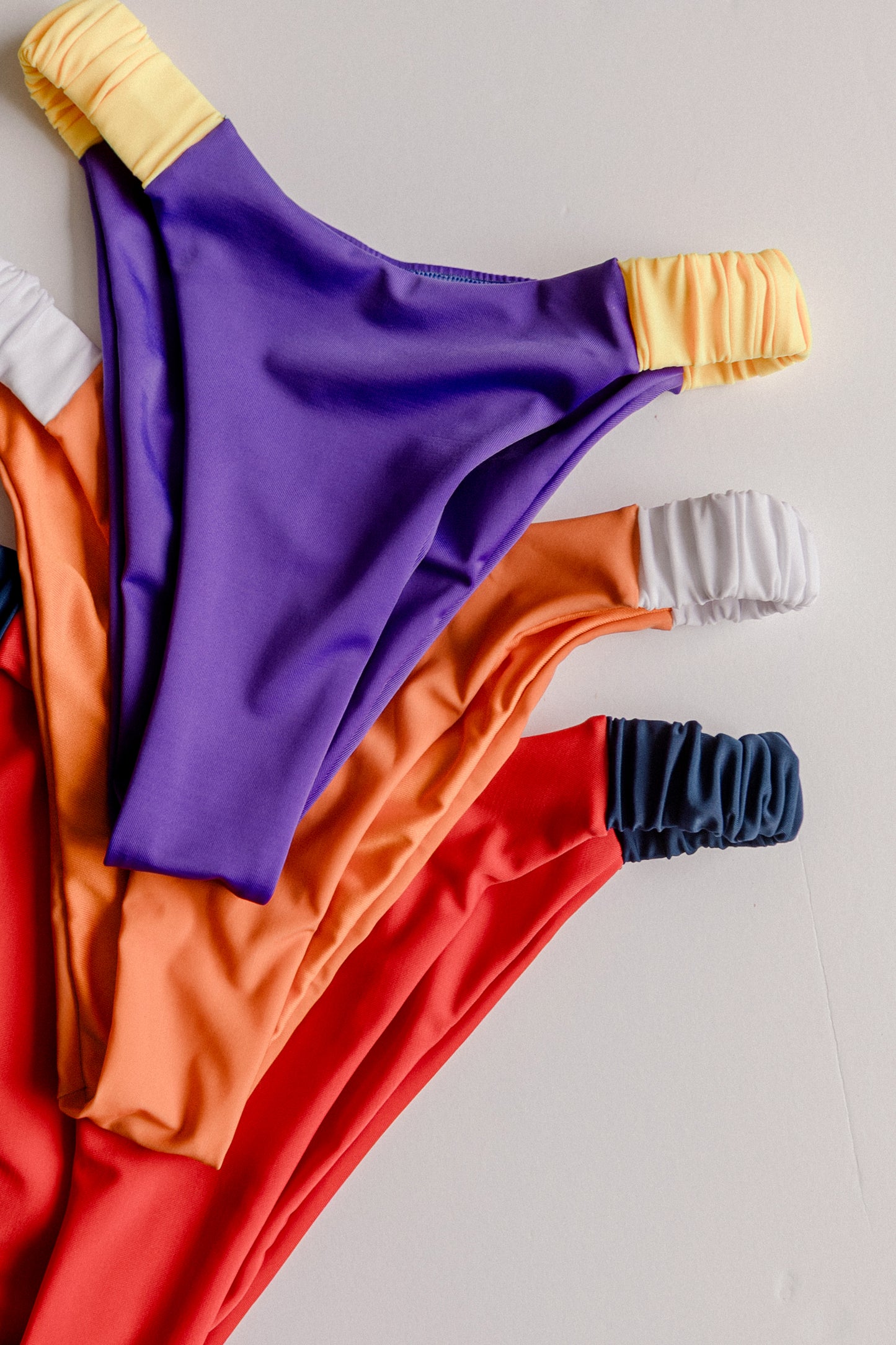 Dos Tierras bikini bottoms in multiple colors, color variants close-up – Bikini Uni