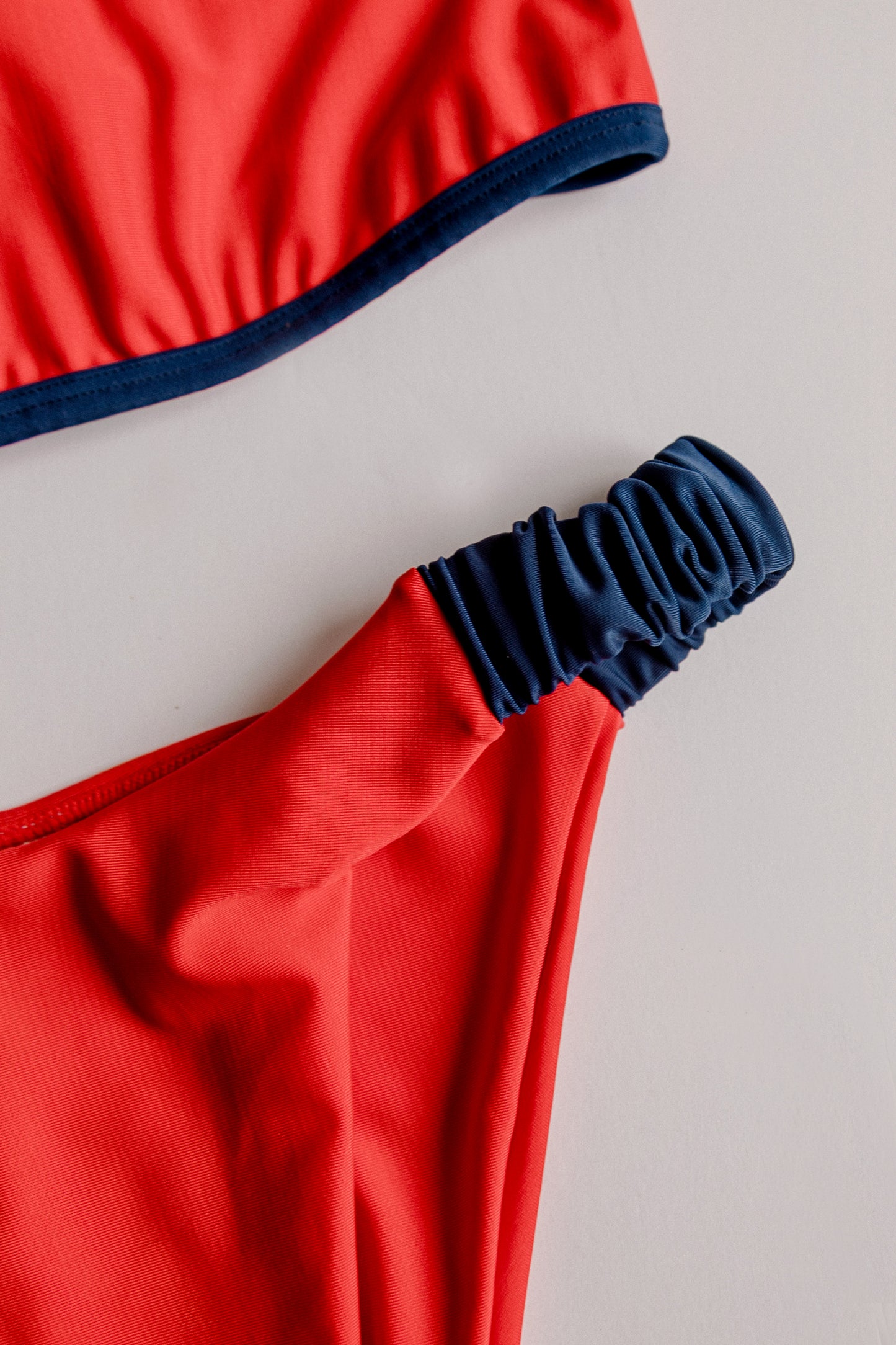 Dos Tierras two-piece bikini in red with navy, bottom detail close-up – Bikini Uni