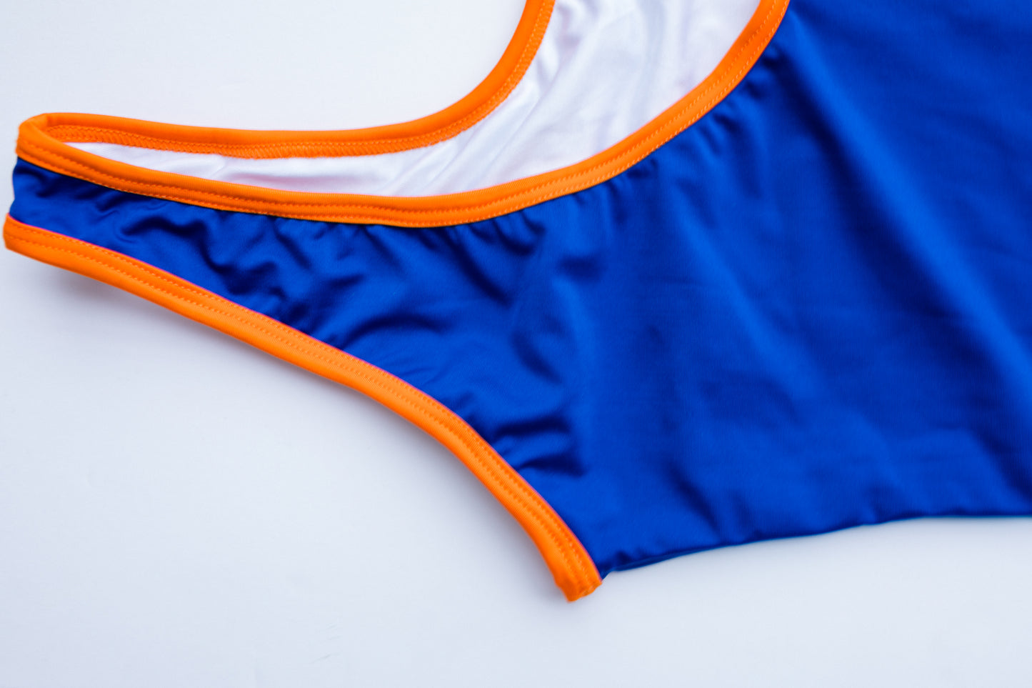 La Tradicional bikini in blue with orange trim, bottom close-up view – Bikini Uni