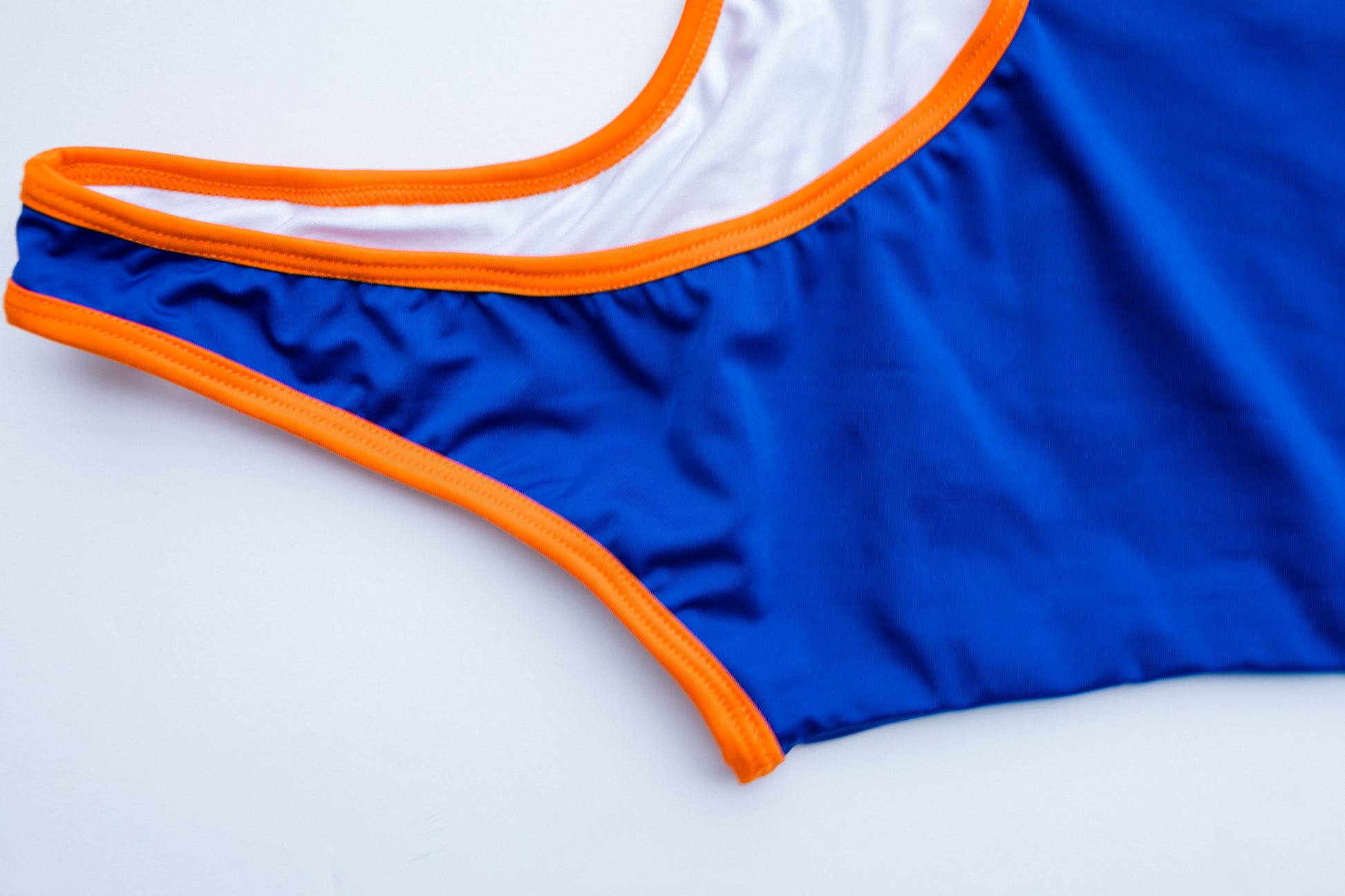 La Tradicional bikini in blue with orange trim, bottom close-up view – Bikini Uni